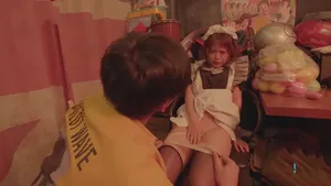 Chui xuống gầm bàn mút ciu anh kế của bạn thân