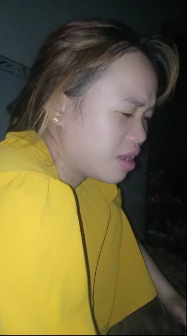 Khuôn mặt của anh chàng xăm trổ bị lộ ra, và con cặc lớn bị ngậm sâu và bị tàn phá ở nhiều tư thế khác nhau. Tiếng rên rỉ và rên rỉ được nhìn thấy bằng biểu cảm và tiếng rên rỉ được nghe thấy